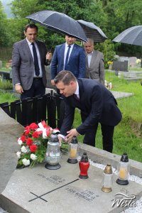 Złożenie kwiatów na grobie Bogumiła Hoffa